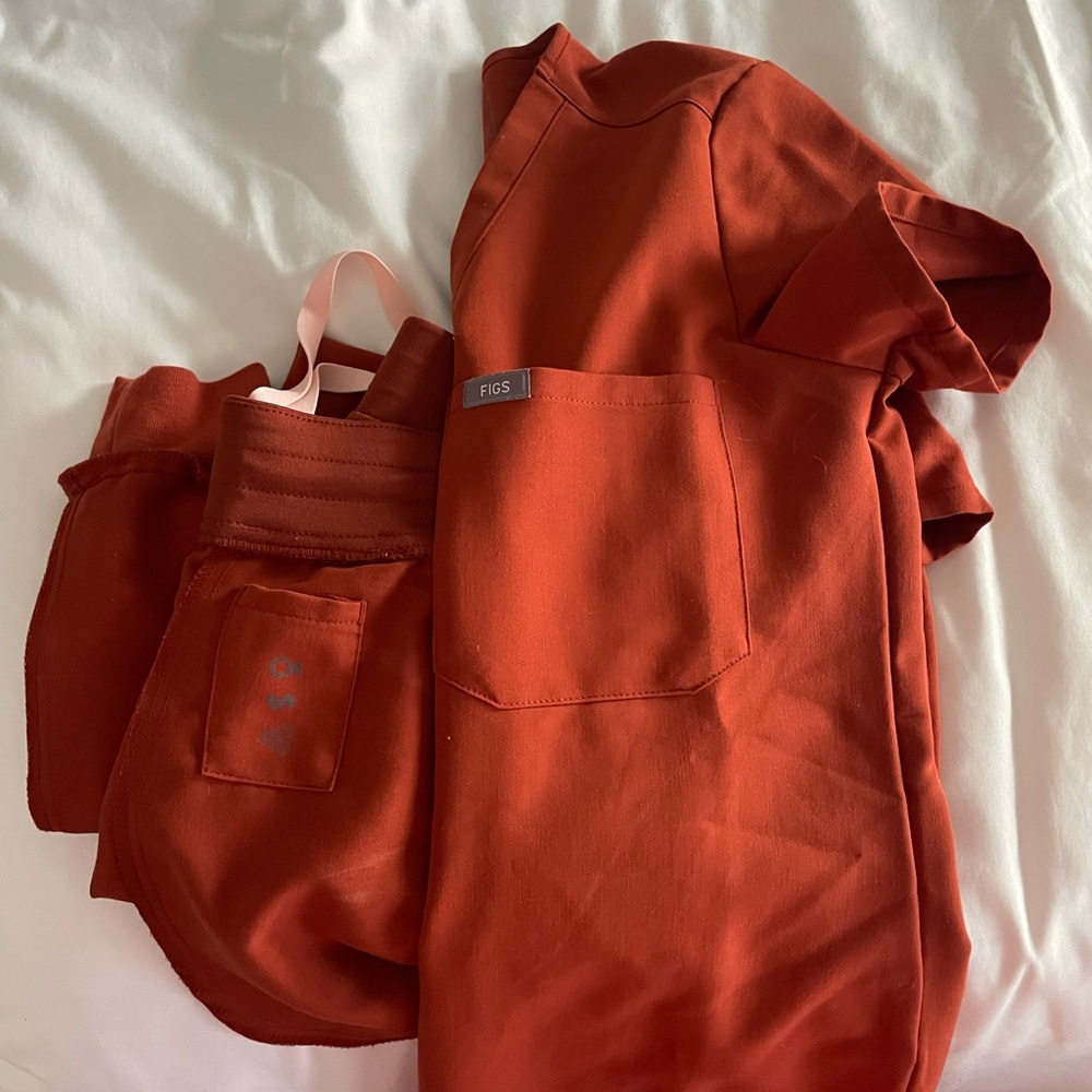 Figs Brick Red Scrub Set